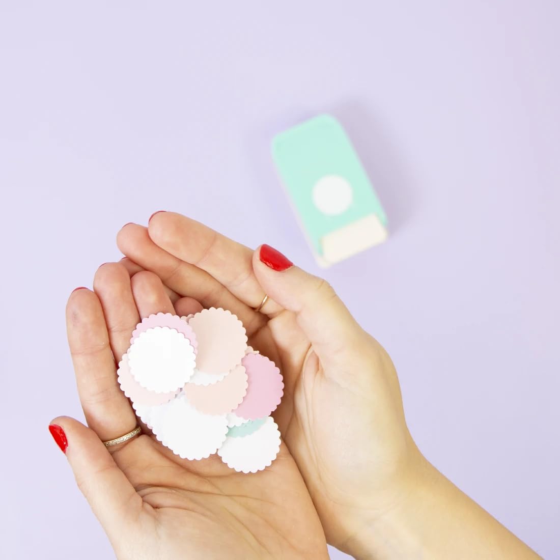 Craftelier - Multimaterial Scalloped Circle Shaped Punch for Card Making, Scrapbooking and Craft Projects | Suitable for Many Materials | Circle Diameter 2.54 cm (1β) | Turquoise Color