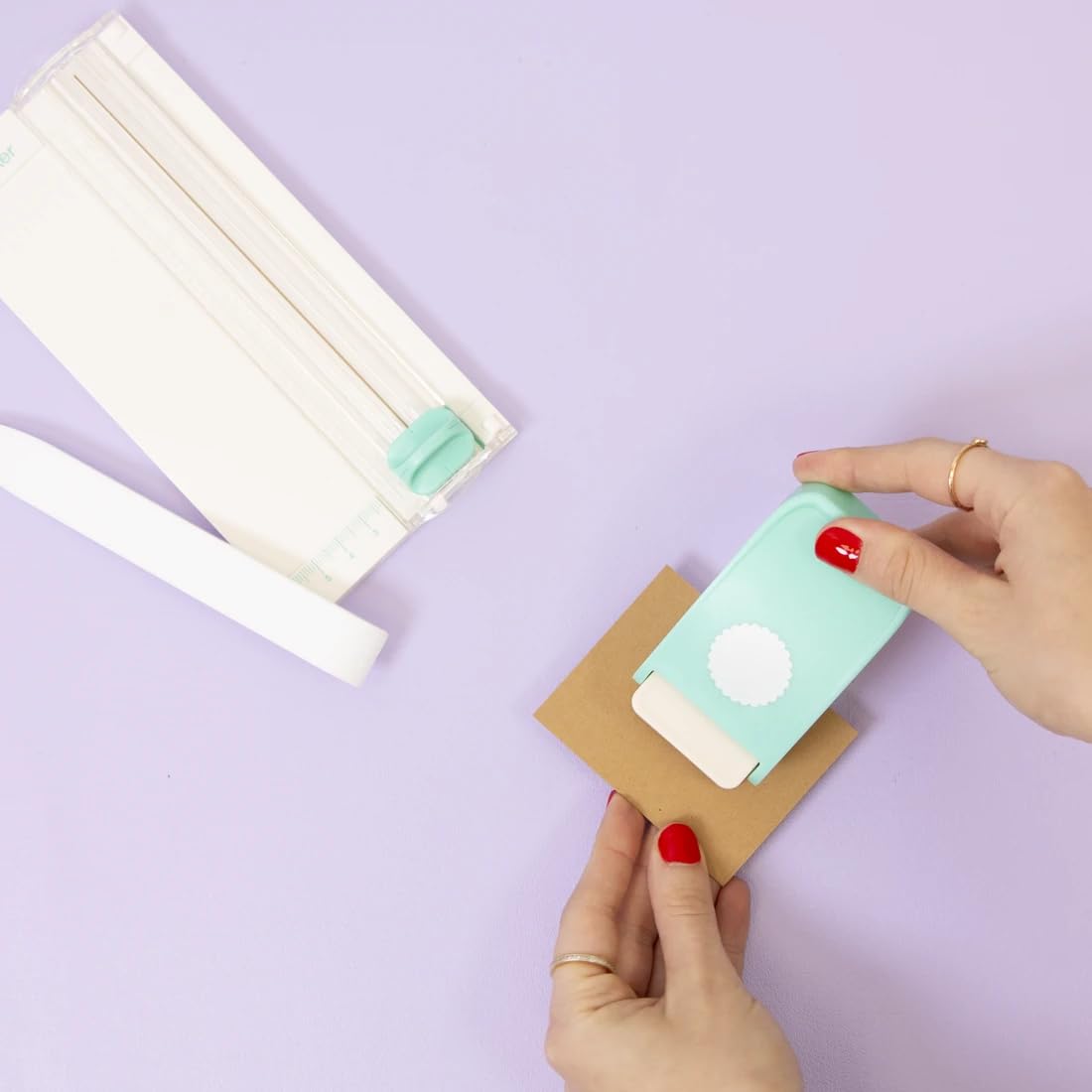 Craftelier - Multimaterial Scalloped Circle Shaped Punch for Card Making, Scrapbooking and Craft Projects | Suitable for Many Materials | Circle Diameter 2.54 cm (1”) | Turquoise Color