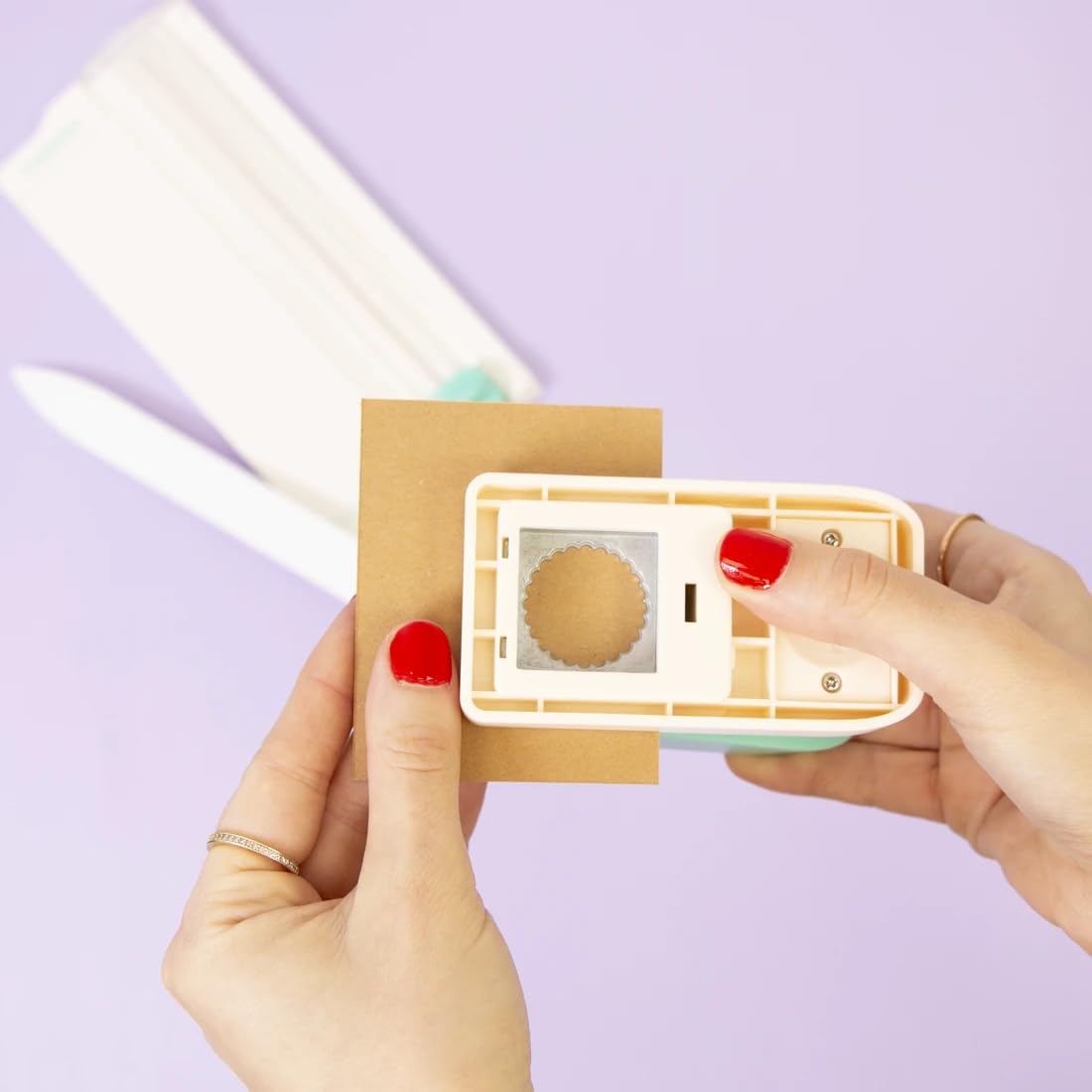 Craftelier - Multimaterial Scalloped Circle Shaped Punch for Card Making, Scrapbooking and Craft Projects | Suitable for Many Materials | Circle Diameter 2.54 cm (1”) | Turquoise Color