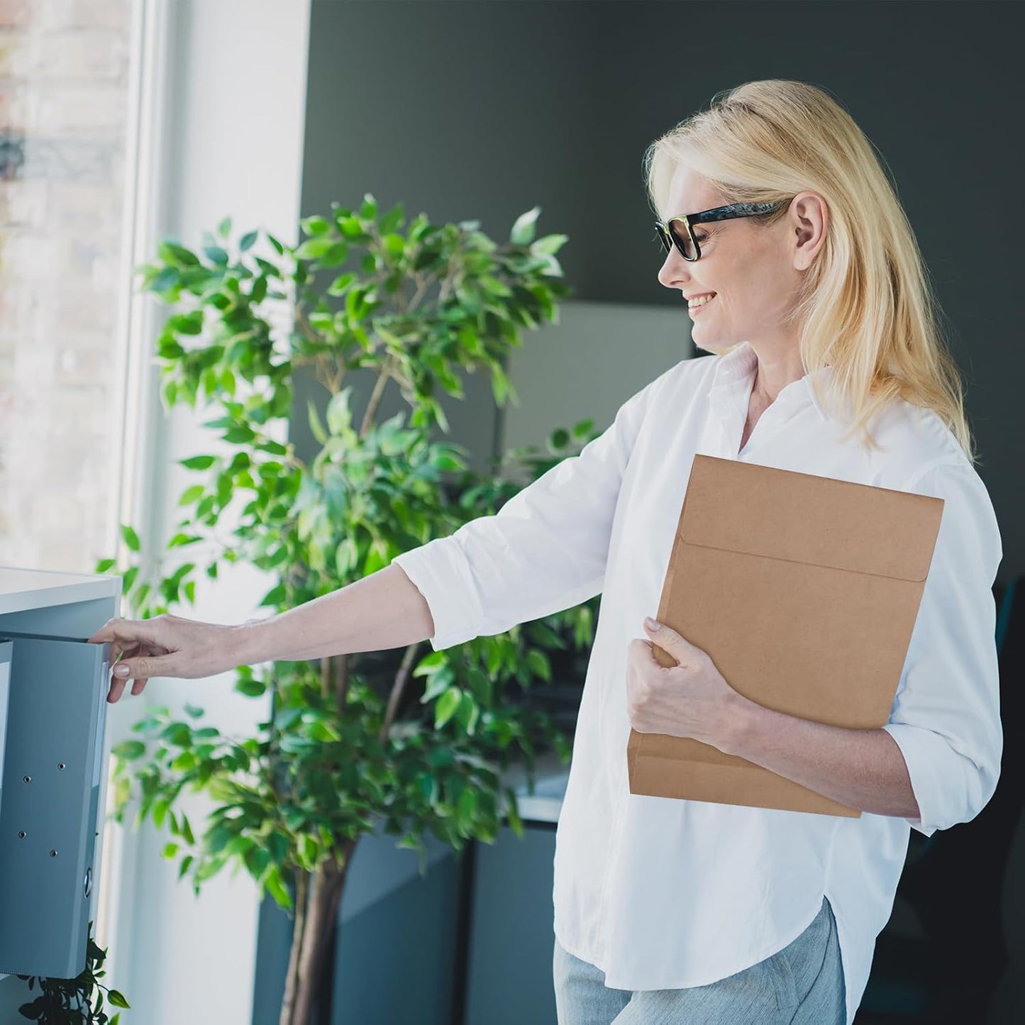 50 Pack 9.4" x 13.2" Expandable Catalog Envelopes, Large Kraft Document Envelopes Self Seal Manilla Envelopes Mailing for Documents, Magazines, Photos